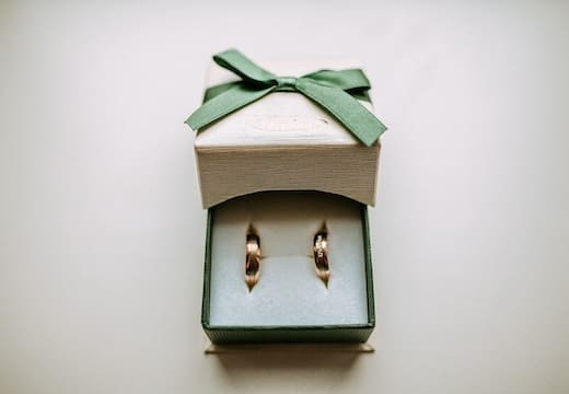 Fiançailles et mariage : Comment choisir la bague et bien la garder ?